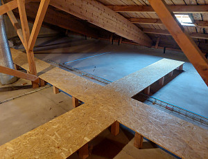 Zateplení stropu zdravotního střediska technologií foukané izolace